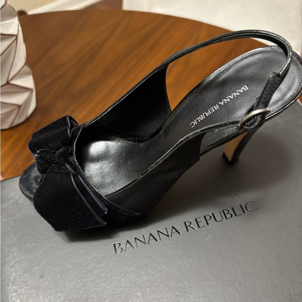 Black dressy sling back pump-open toe. Leather shoe and velvet bow.